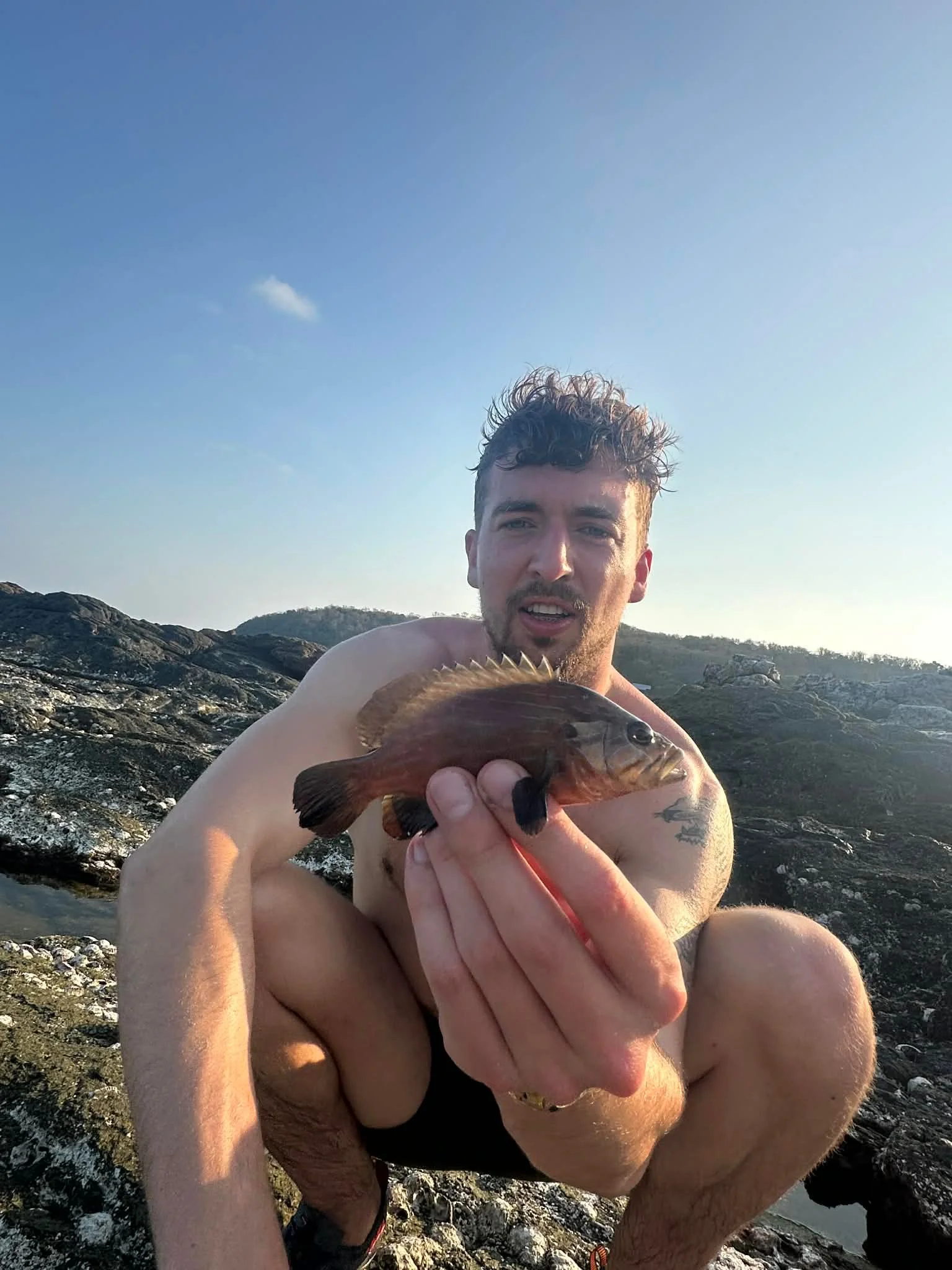 Wytse Punter met een Blue Lined Hind (Cephalopholis formosa) op een rotskust bij Koh Samet, Thailand