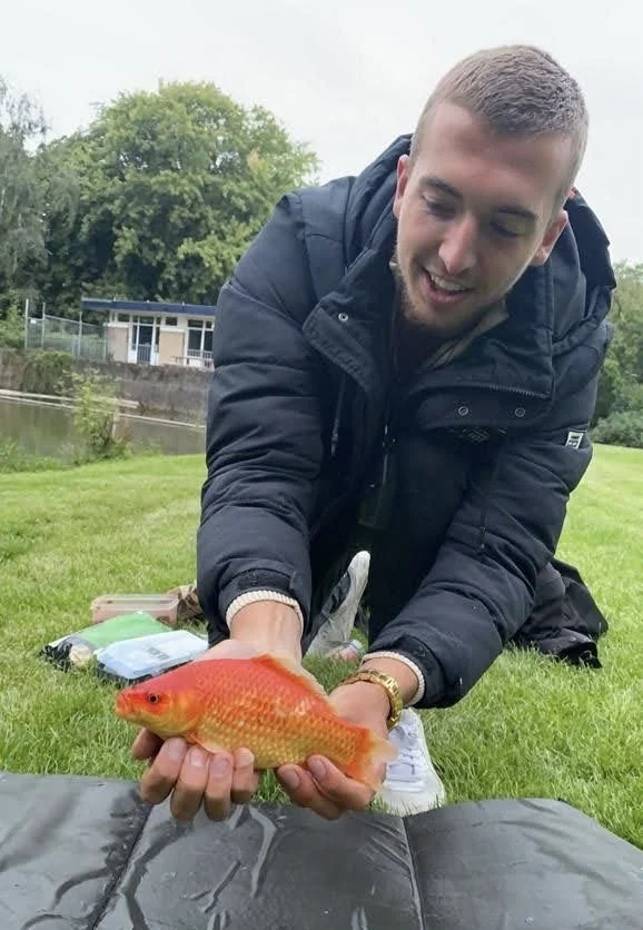 Wytse Punter met een goudvis bij een Nederlands stadspark