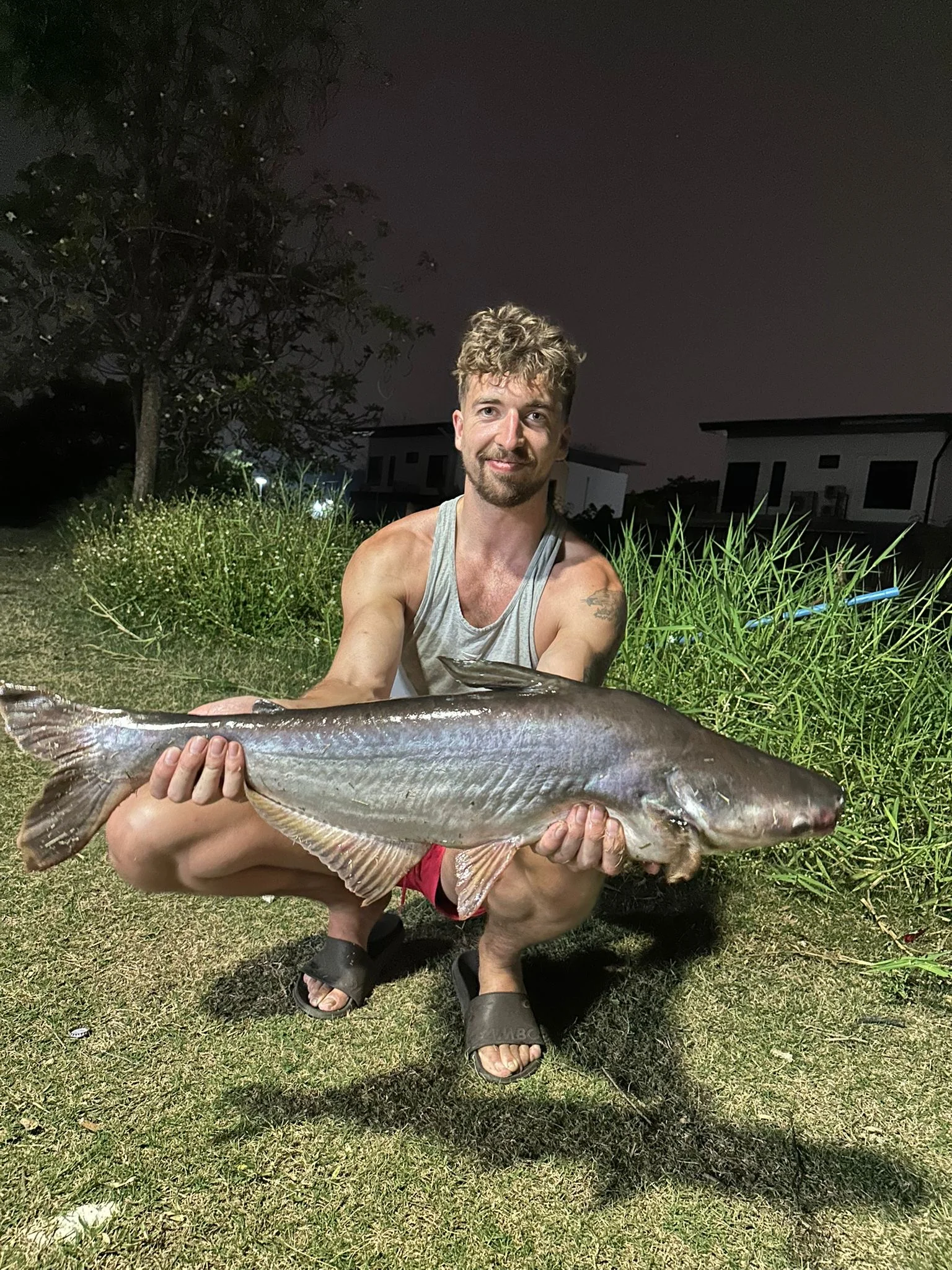 Wytse Punter met een Mekong-meerval gevangen in Thailand, 's nachts