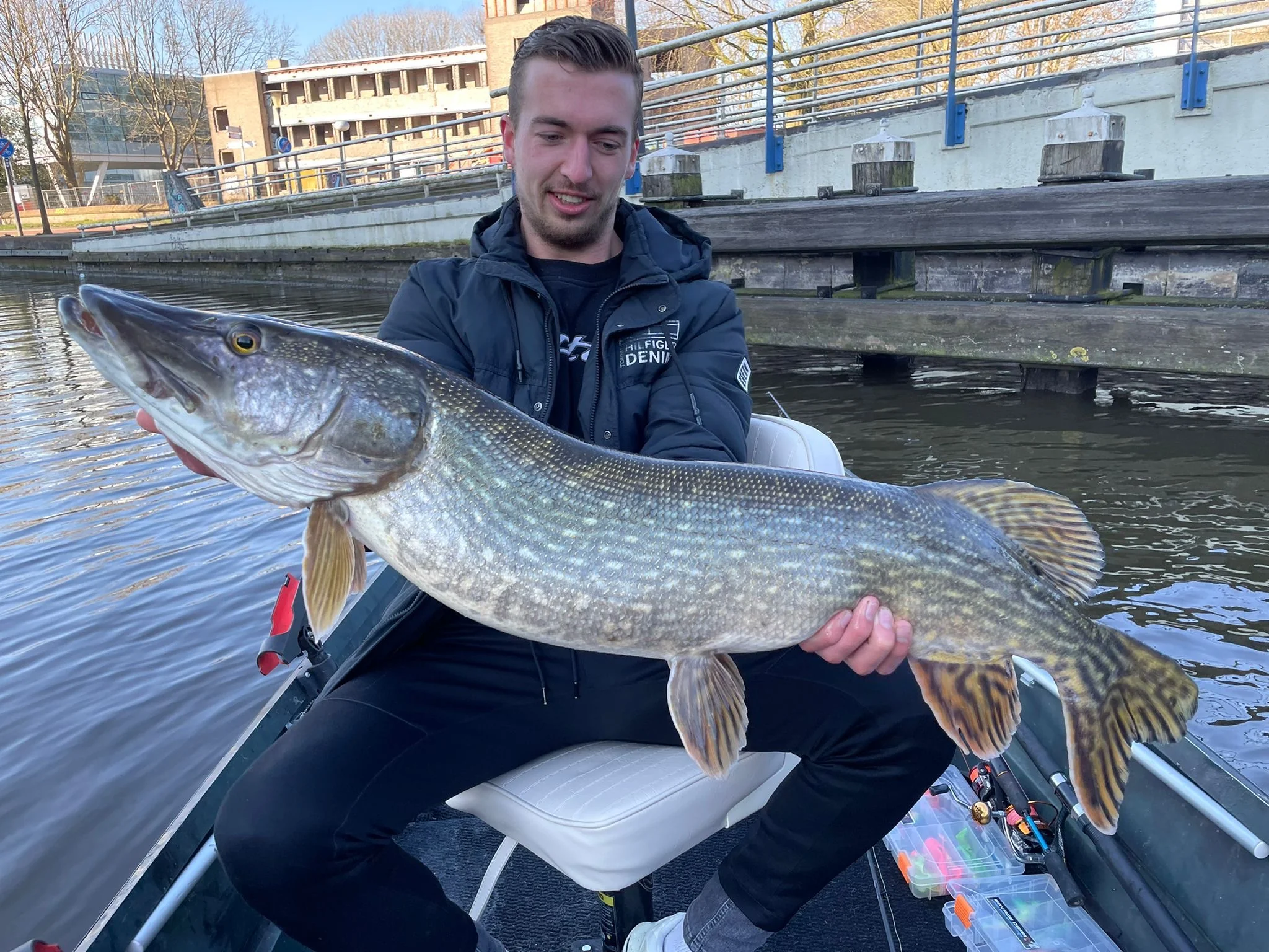 Wytse Punter met een grote snoek vanaf een bootje in een Nederlandse stadshaven