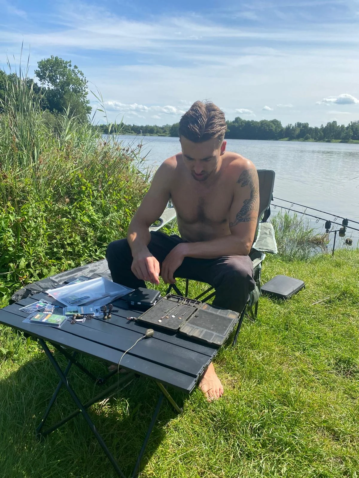 Wytse Punter zet zijn karpertuig klaar aan de rand van een Nederlands meer