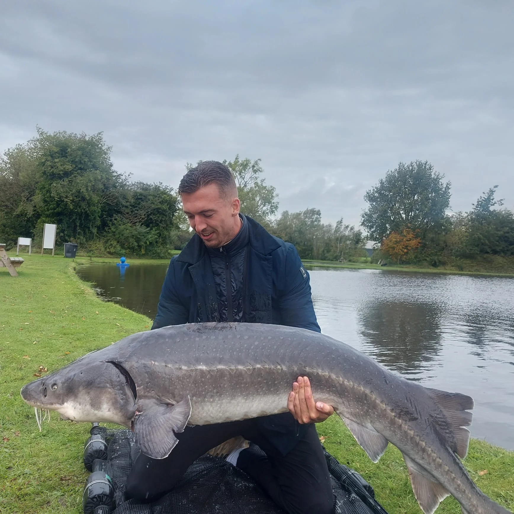 Wytse Punter met een steur van 1,73 m — zijn grootste vangst ooit — aan een Nederlands viswater