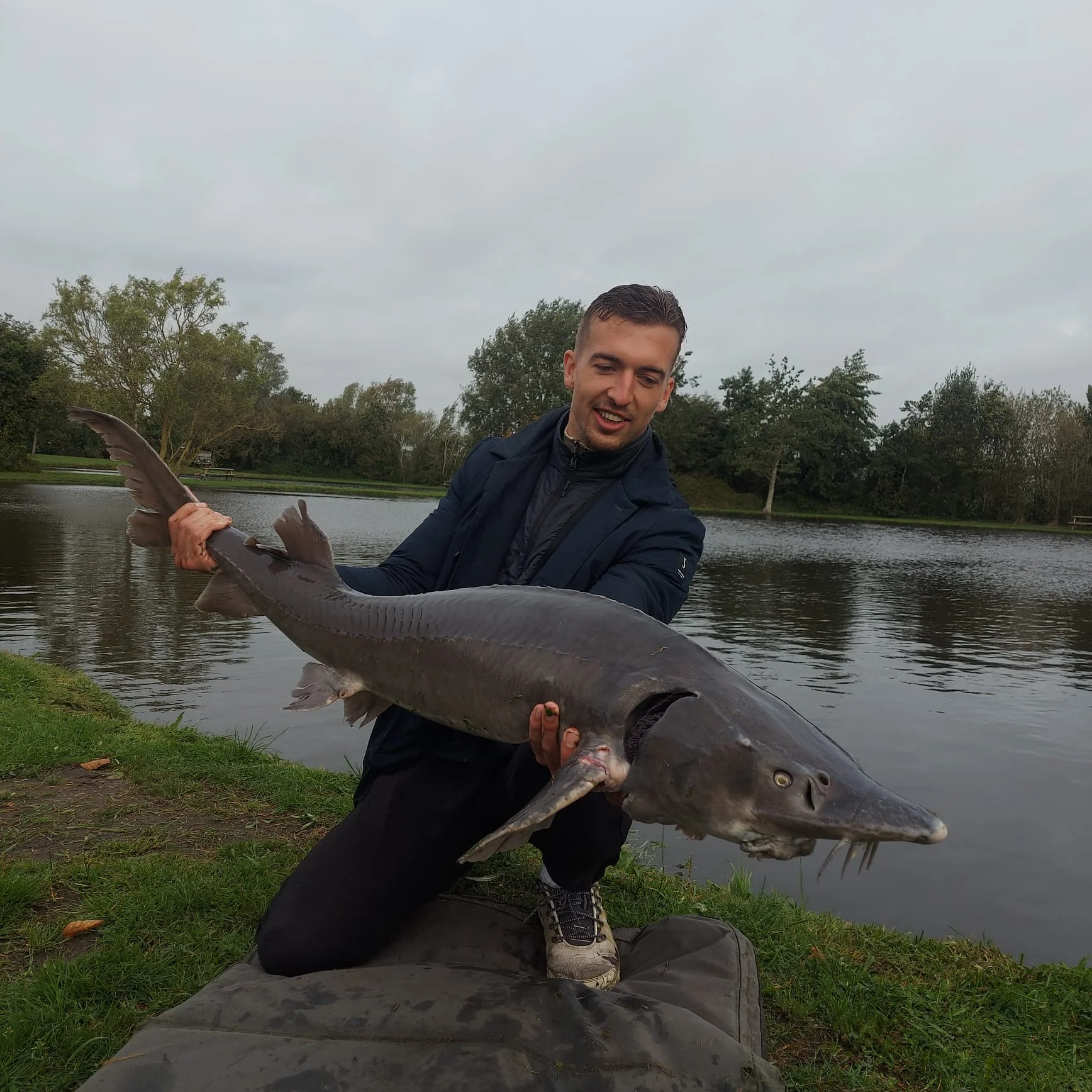 Wytse Punter met een grote steur aan een Nederlands viswater