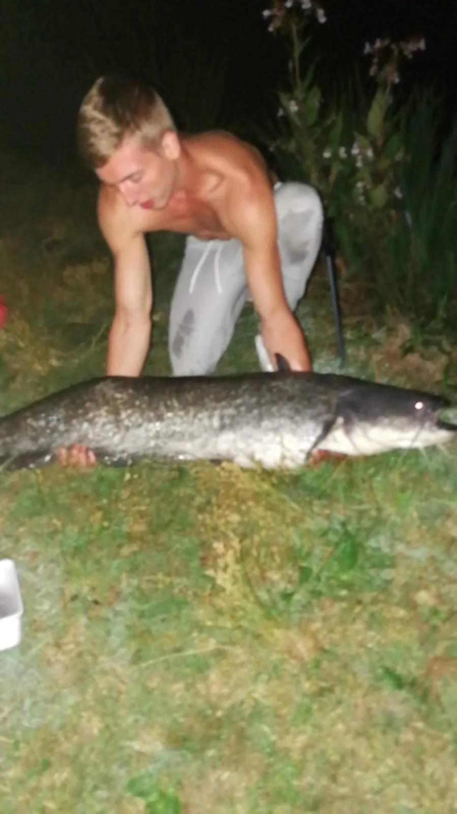 Tienjarige Wytse Punter met een grote meerval gevangen 's nachts in de zomer