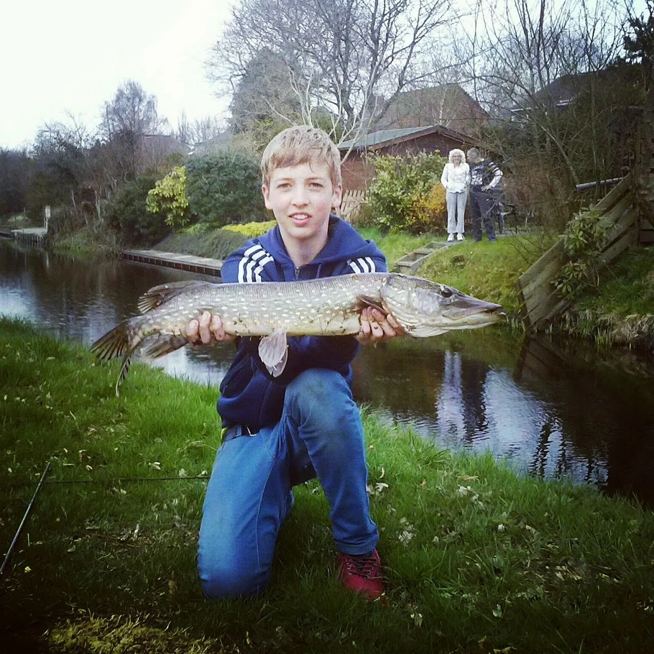Tienjarige Wytse Punter met een snoek aan een Nederlandse kanaaloever