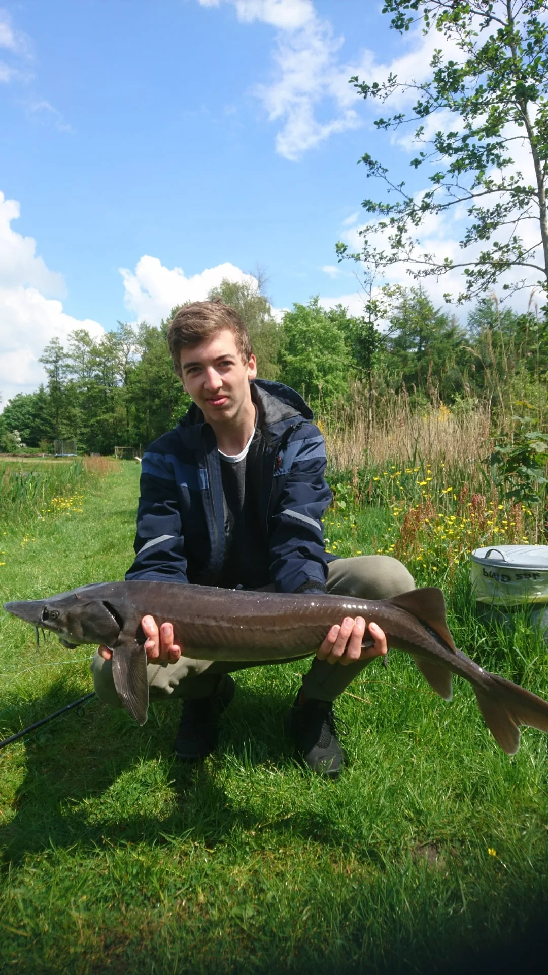 Tienjarige Wytse Punter met een steur in een zonnige Nederlandse weide