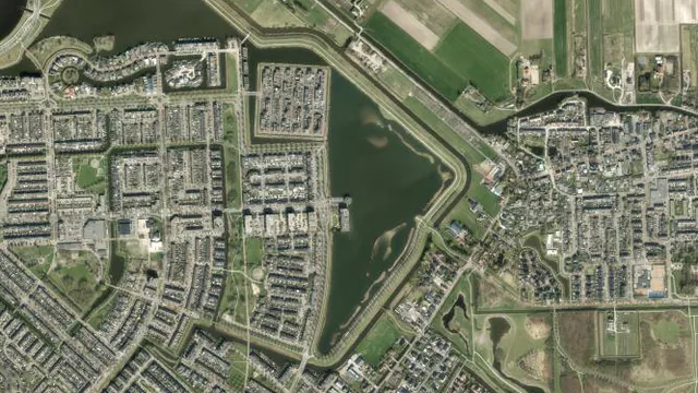 Luchtfoto van Benthuizerplas