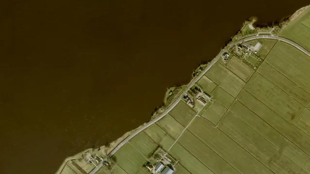 Luchtfoto van Fluessen|De Hop