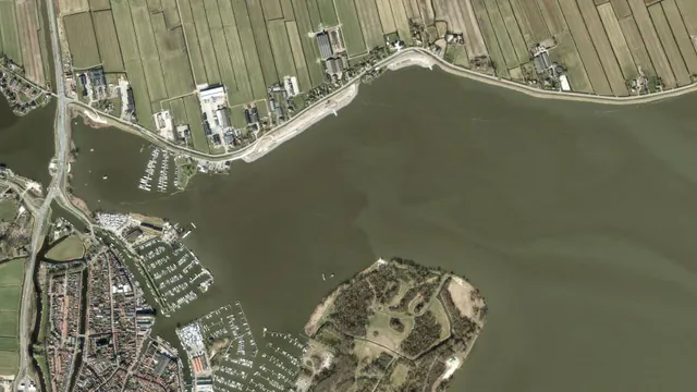 Luchtfoto van Monnickendammergat