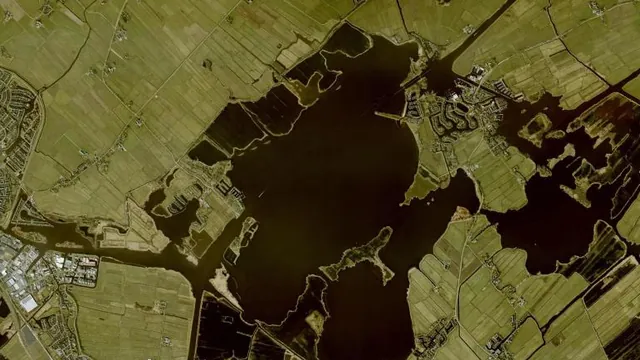Luchtfoto van Sneekermeer