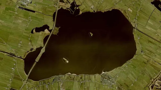 Luchtfoto van Tjeukemeer