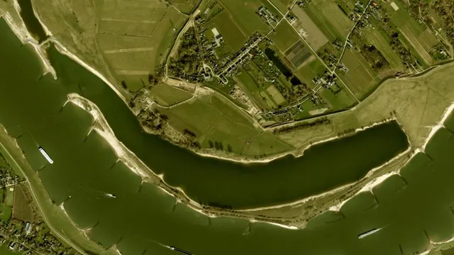 Luchtfoto van Waal